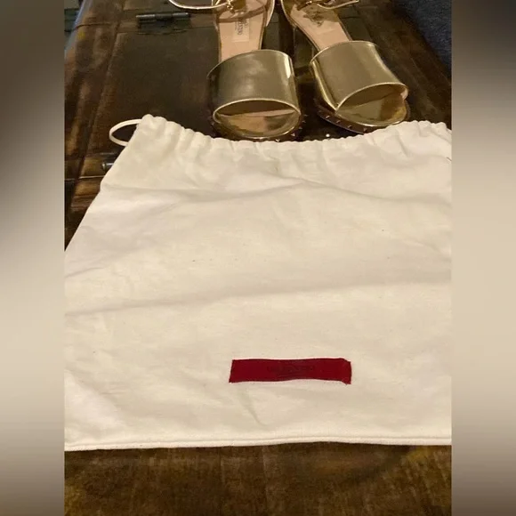 Valentino Garavani Nappa rockstud block heel slingback sandals in gold. - Picture 5 of 12